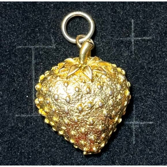 Vintage Gold Tone Strawberry Pendant Unmarked Textured Fruit Charm Jewelry - Picture 1 of 8